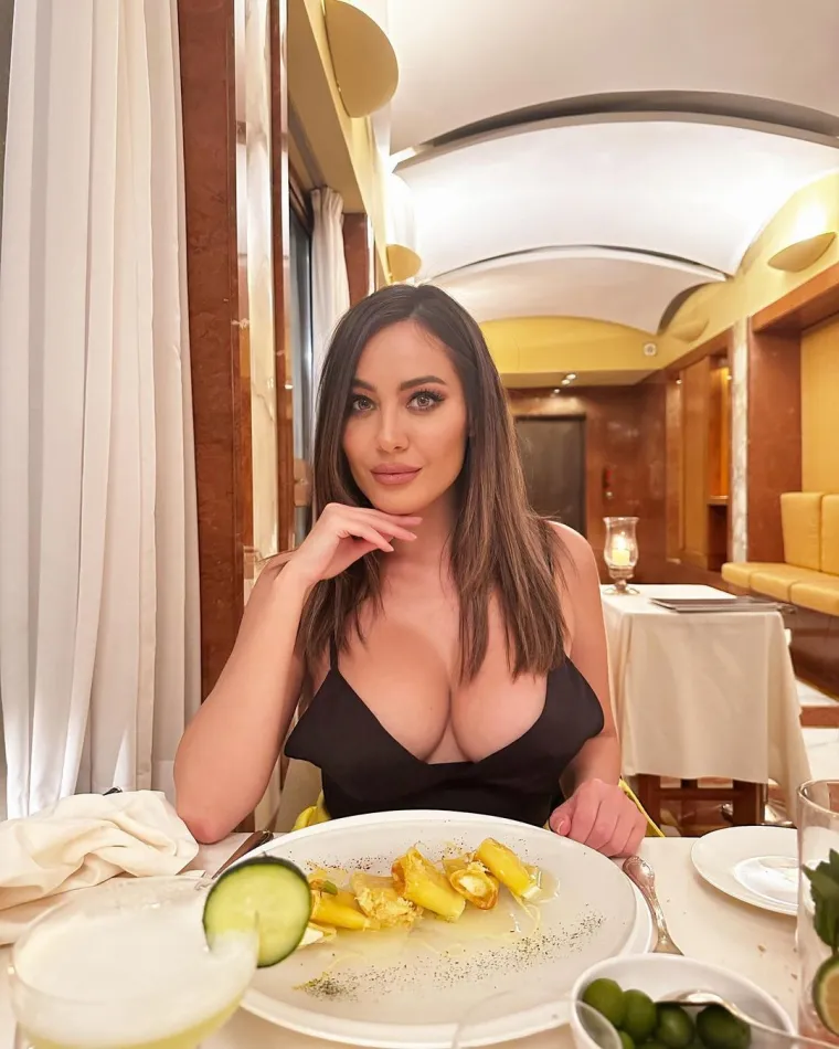 Prekratku roza haljinu još je malo podigla te otkrila puno previše: 'Na toj fotografiji izgledam kao MILF'