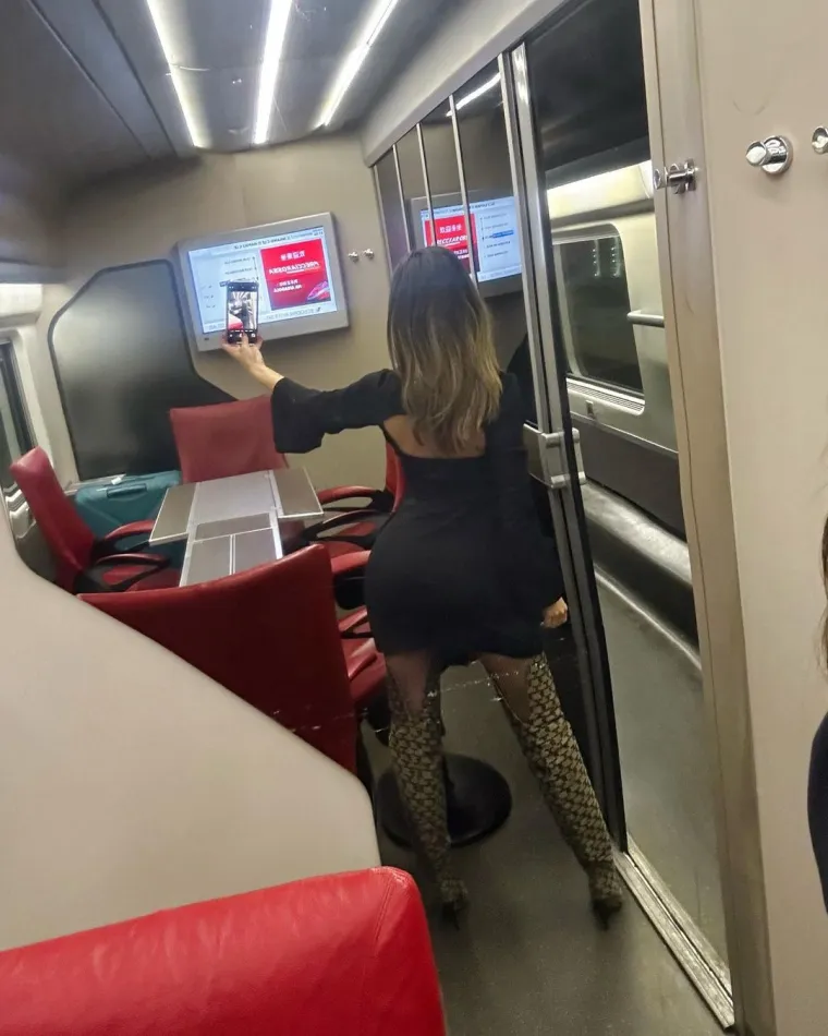 Prekratku roza haljinu još je malo podigla te otkrila puno previše: 'Na toj fotografiji izgledam kao MILF'