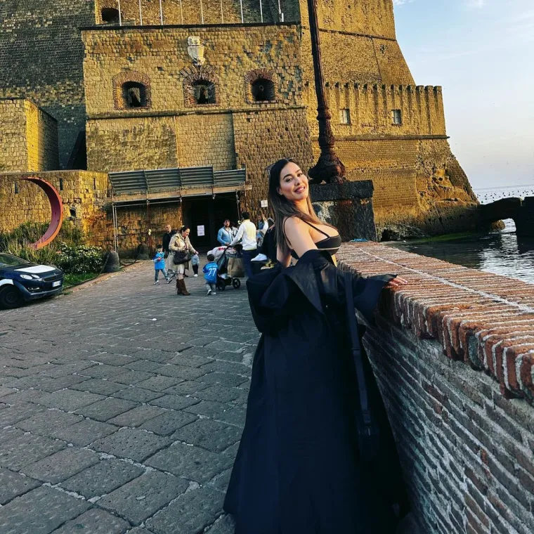 Prekratku roza haljinu još je malo podigla te otkrila puno previše: 'Na toj fotografiji izgledam kao MILF'