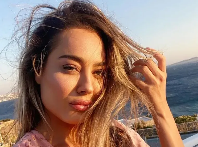 Prekratku roza haljinu još je malo podigla te otkrila puno previše: 'Na toj fotografiji izgledam kao MILF'