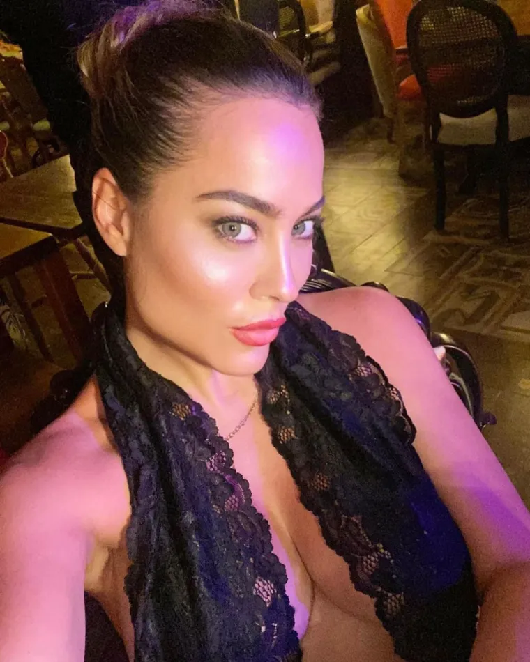 Prekratku roza haljinu još je malo podigla te otkrila puno previše: 'Na toj fotografiji izgledam kao MILF'