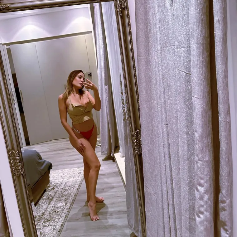 Prekratku roza haljinu još je malo podigla te otkrila puno previše: 'Na toj fotografiji izgledam kao MILF'