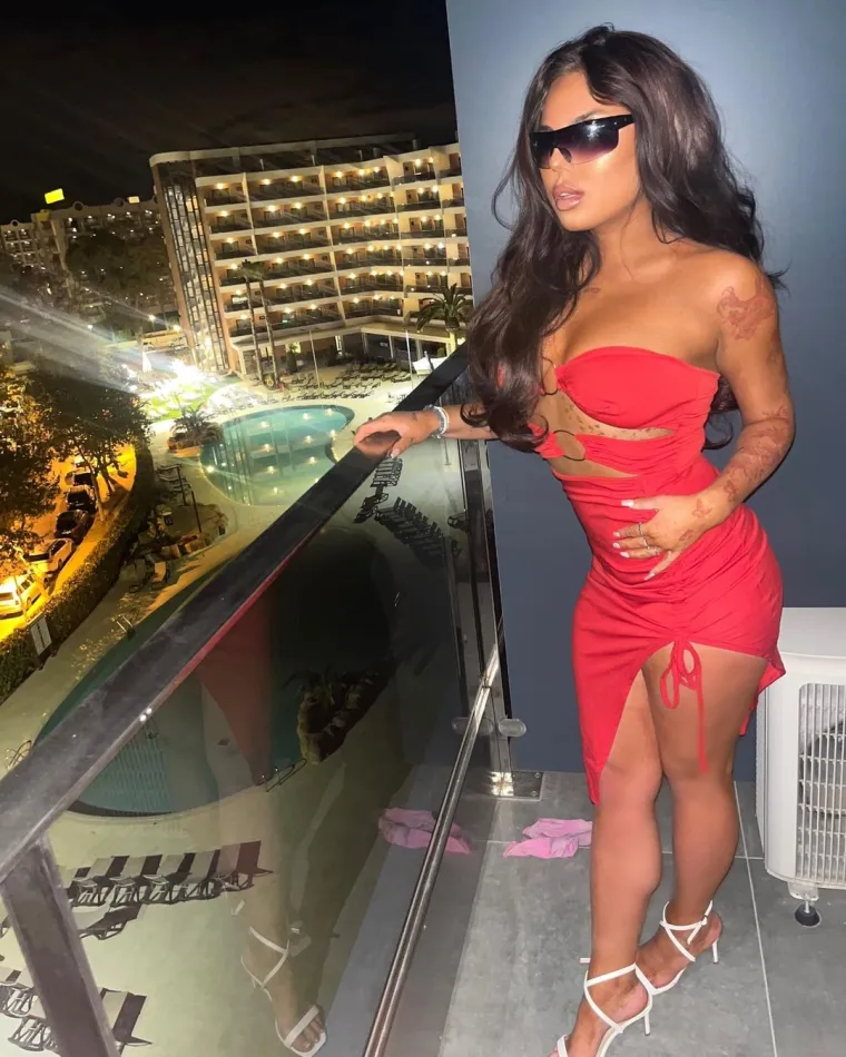 Pornerica radi prekovremeno:  U hotelu se spontano upustila u trojac, ali nije joj bilo dosta, kucala na vrata pa naletjela na policajca