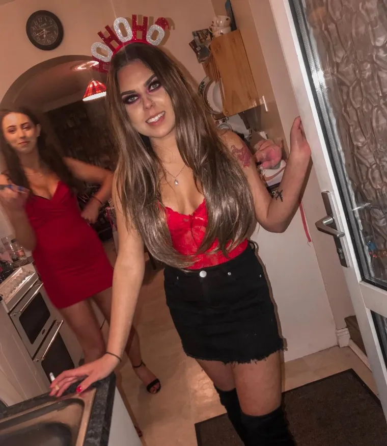Pornerica radi prekovremeno:  U hotelu se spontano upustila u trojac, ali nije joj bilo dosta, kucala na vrata pa naletjela na policajca