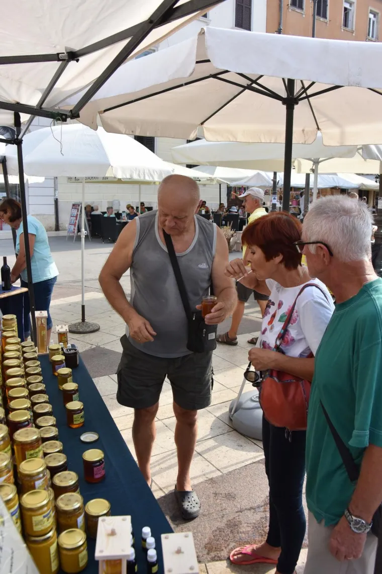 ČVARCI, KULEN, SLANINA I KOBASICE ZAMIRIŠALI UZ PULSKO MORE: Tko im može odolijeti?