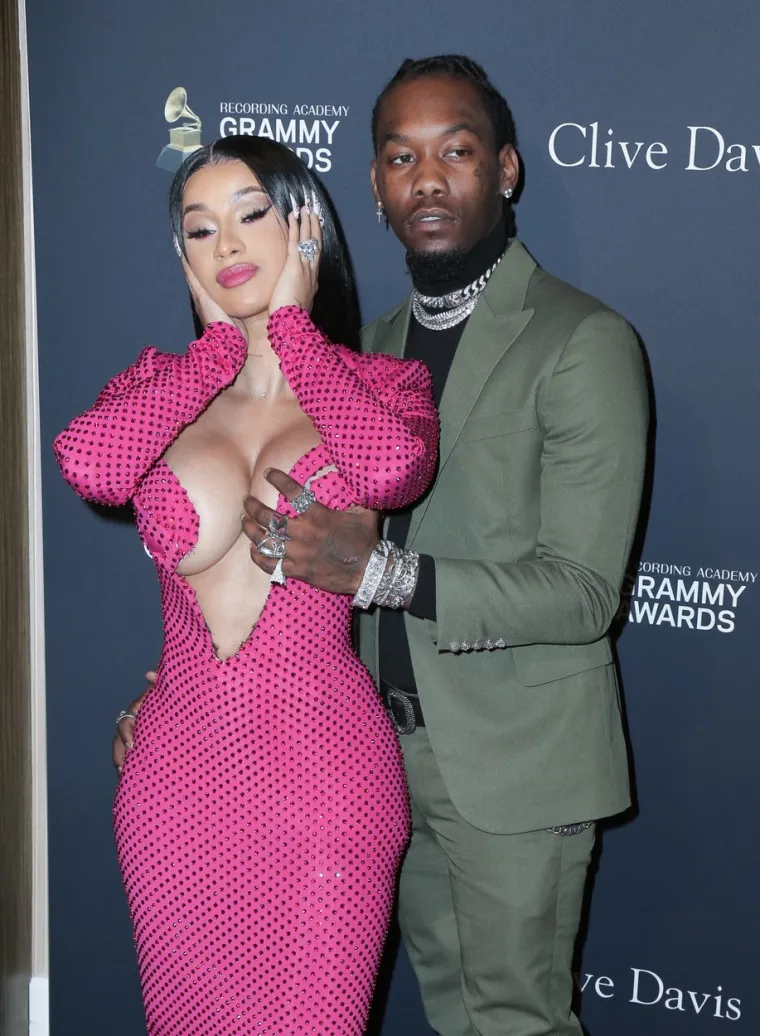 Reperica Cardi B svoje je iznenađenje za Valentinovo podijelila sa svojim obožavateljima na Instagramu, pokazujući desetke balona u obliku srca kako lebde oko njezine spavaće sobe, a na jednom od balona je pisalo &quot;ljubav&quot;. &quot;Osjećam ljubav, osjećam ljubav”, rekla je Cardi na Instagramu. Reper Offset igrao je na sigurno i nije se pretjerano rastrgao oko poklona, ali najbitnije jeipak da se sjetio...
