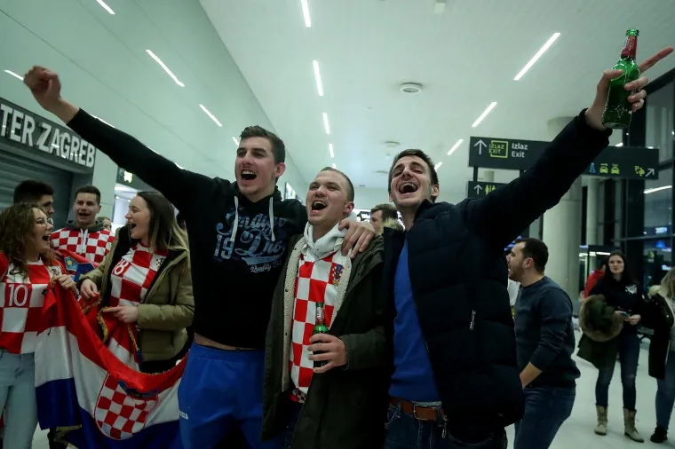 NAVIJAČI ČEKAJU DOLAZAKA RUKOMETAŠA; Pogledajte koliko i je došlo dočekati doprvake Europe