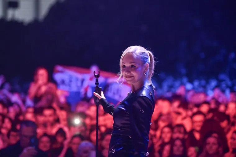 'Hrvatska noć' ne može proći bez Rozge: Prezgodna Jelena u uskoj kožnoj minici pokazala perfektne noge i neponovljivu energiju