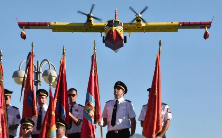 Mimohodom vatrogasaca iz Hrvatske, ali i iz regije, danas je u Vodicama započelo obilježavanje 9. obljetnice kornatske tragedije, u kojoj su stradali vatrogasci iz Šibenika, Vodica i Tisnoga.