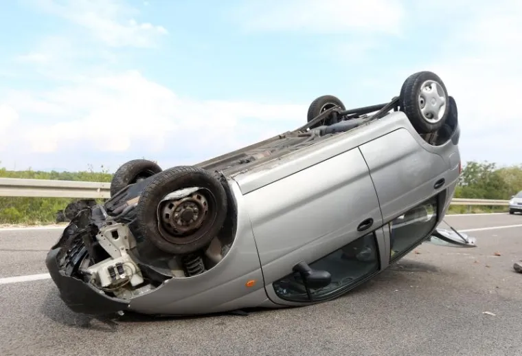 STRAVIČNA NESREĆA KOD SKRADINA: Auto završio na krovu, vozač teško ozlijeđen