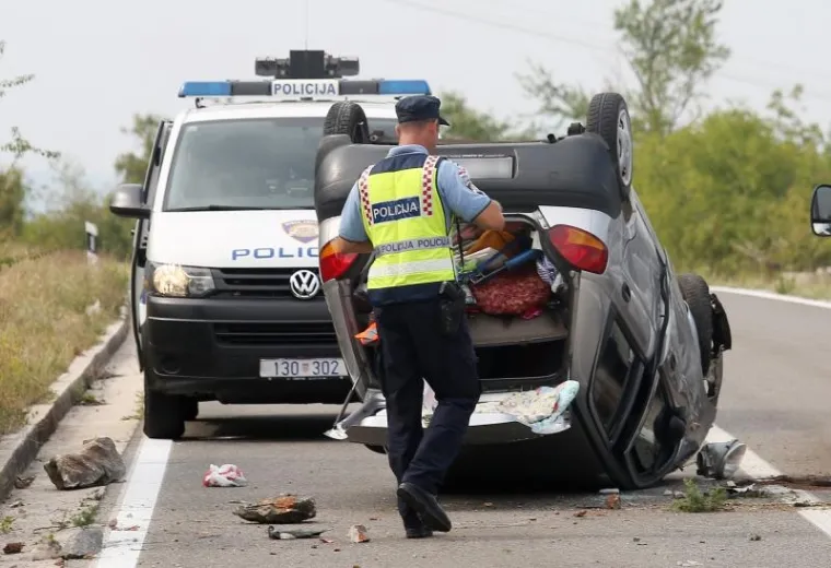 STRAVIČNA NESREĆA KOD SKRADINA: Auto završio na krovu, vozač teško ozlijeđen