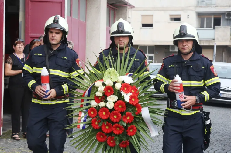 U znak sjećanja na tragično stradale vatrogasce, 12 godina od tragedije na Kornatima, ispred vatrogasnog doma u Šibeniku položeni su vijenci i upaljene svijeće.