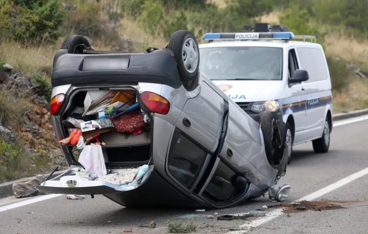 STRAVIČNA NESREĆA KOD SKRADINA: Auto završio na krovu, vozač teško ozlijeđen