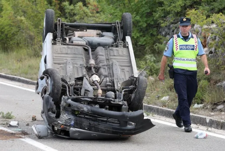 STRAVIČNA NESREĆA KOD SKRADINA: Auto završio na krovu, vozač teško ozlijeđen