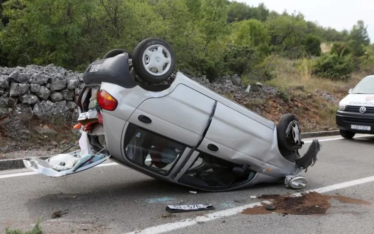 STRAVIČNA NESREĆA KOD SKRADINA: Auto završio na krovu, vozač teško ozlijeđen