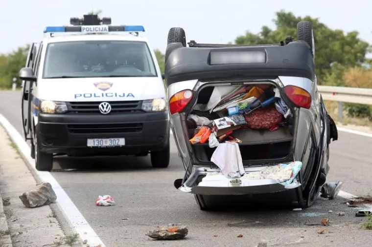 STRAVIČNA NESREĆA KOD SKRADINA: Auto završio na krovu, vozač teško ozlijeđen