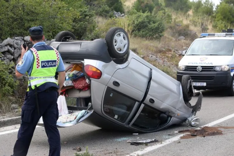STRAVIČNA NESREĆA KOD SKRADINA: Auto završio na krovu, vozač teško ozlijeđen