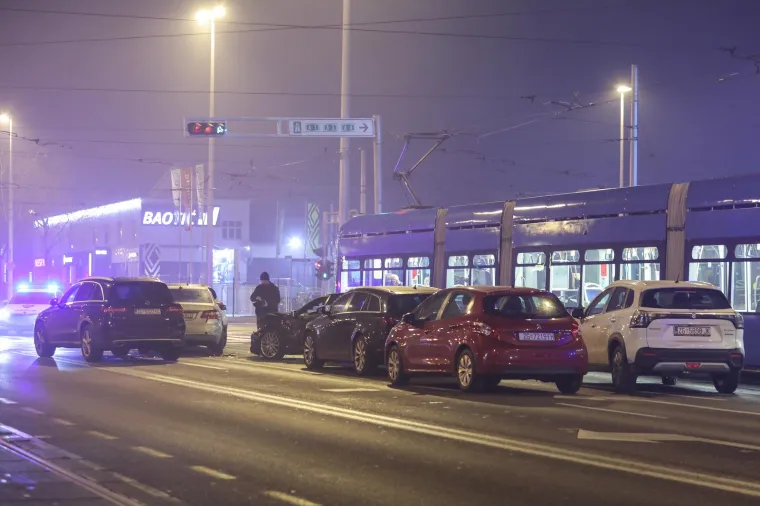 Policijska akcija u Maksimiru u kojoj su uhicena četiri muškarca na zbog sumnje da su provaljivali u stanove