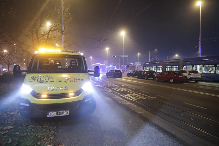 Policijska akcija u Maksimiru u kojoj su uhicena četiri muškarca na zbog sumnje da su provaljivali u stanove