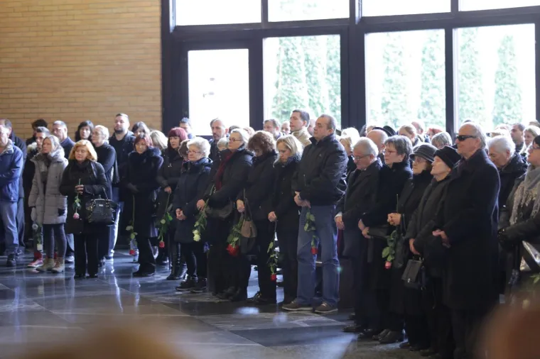 PRIJATELJI I KOLEGE ISPRATILI MIRJANU ROGINU NA VJEČNI POČINAK: Na Krematoriju se okupila poznata lica