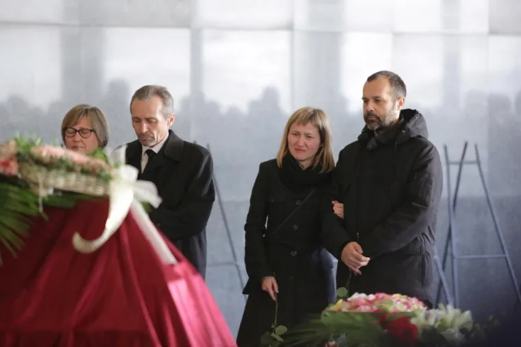 PRIJATELJI I KOLEGE ISPRATILI MIRJANU ROGINU NA VJEČNI POČINAK: Na Krematoriju se okupila poznata lica
