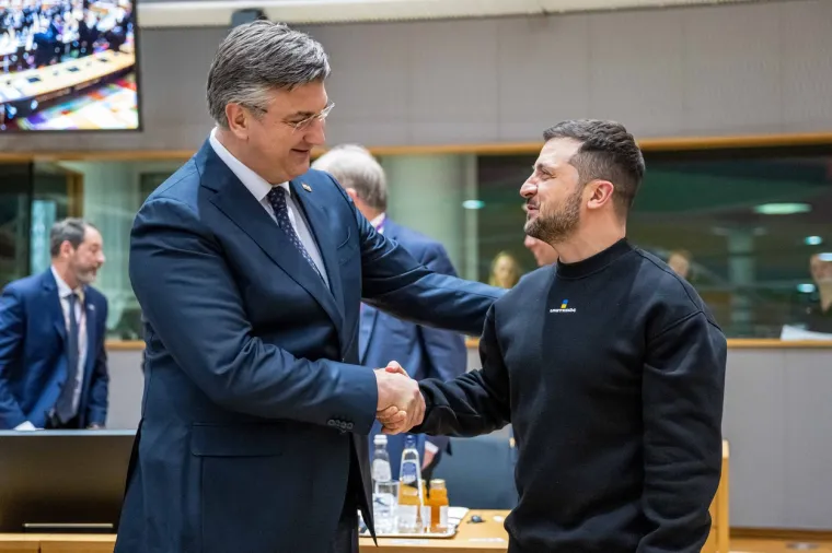 Čestitke Zelenskom pristižu sa svih strana: Pogledajte kako se srdačno zagrlio s Plenkovićem