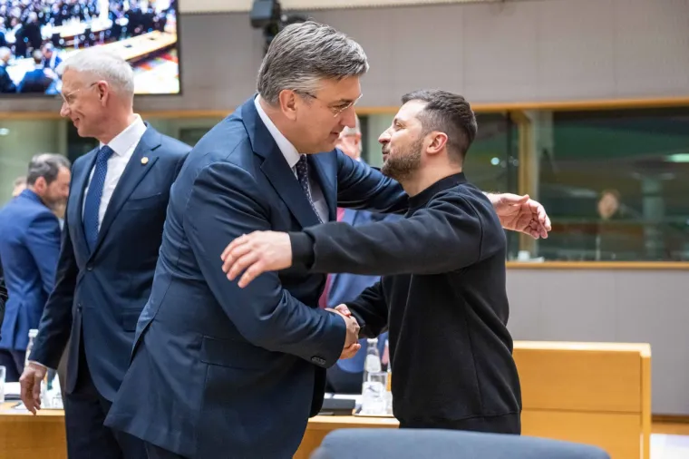 Čestitke Zelenskom pristižu sa svih strana: Pogledajte kako se srdačno zagrlio s Plenkovićem