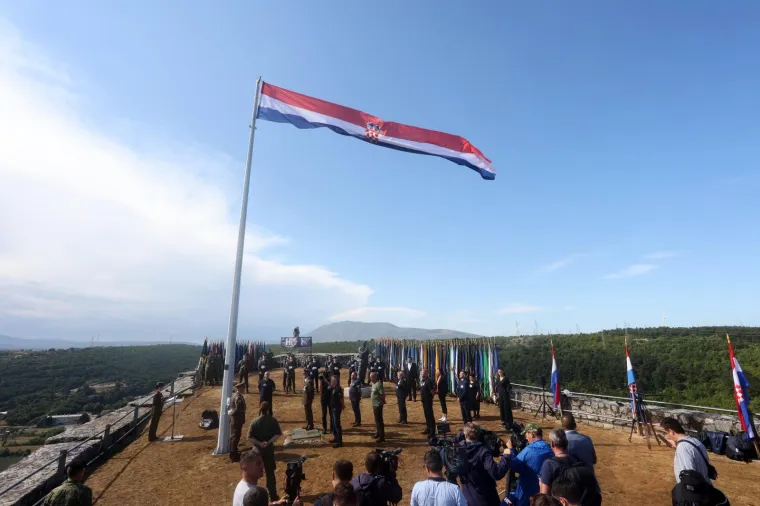 Svečani program na tvrđavi povodom Dana pobjede i domovinske zahvalnosti te Dana hrvatskih branitelja i podizanje zastave Republike Hrvatske na kninskoj tvrđavi