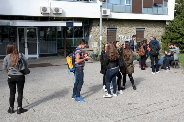 DO DALJNJEGA: Školske klupe ostaju prazne
