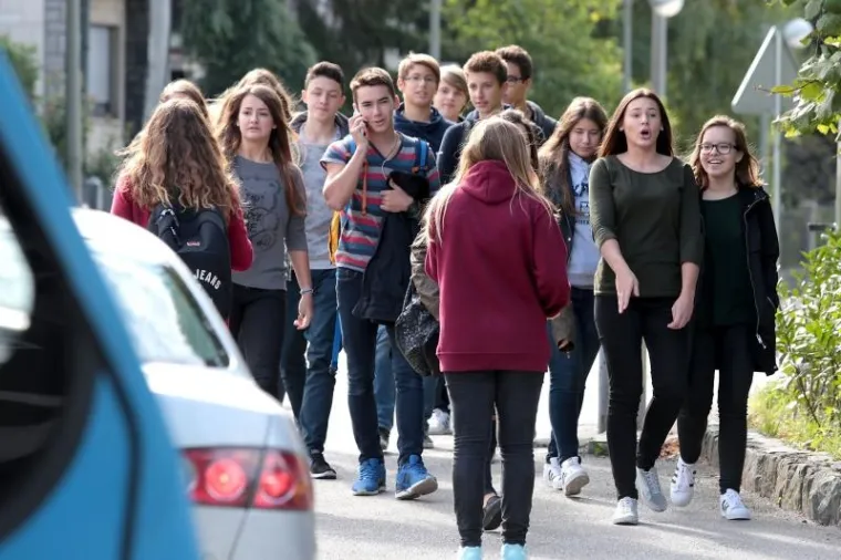 Učenici zagrebačke XVIII. gimnazije pred školom čekaju nastavu. Kao i u većini škola u Hrvatskoj, i u ovoj se gimnaziji zbog štrajka održava samo dio nastave.