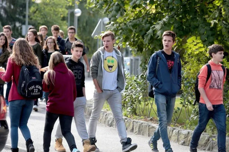 DO DALJNJEGA: Školske klupe ostaju prazne