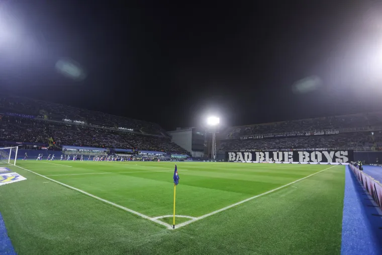 Bakljada na samom početku prekinula derbi: Torcida umalo pogodila golmana Hajduka
