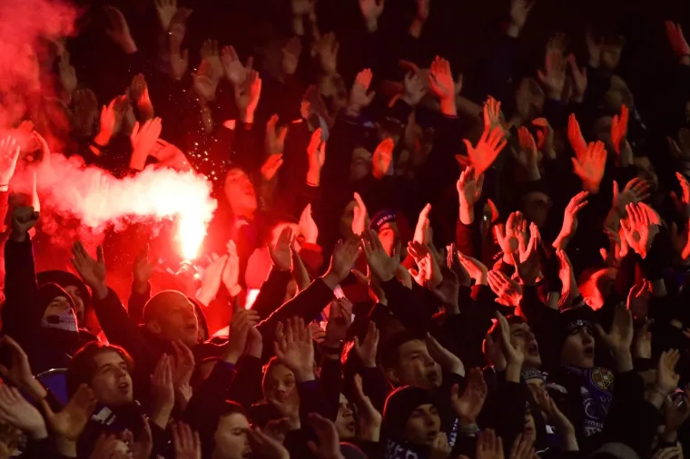 Bakljada na samom početku prekinula derbi: Torcida umalo pogodila golmana Hajduka
