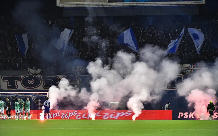 Bakljada na samom početku prekinula derbi: Torcida umalo pogodila golmana Hajduka