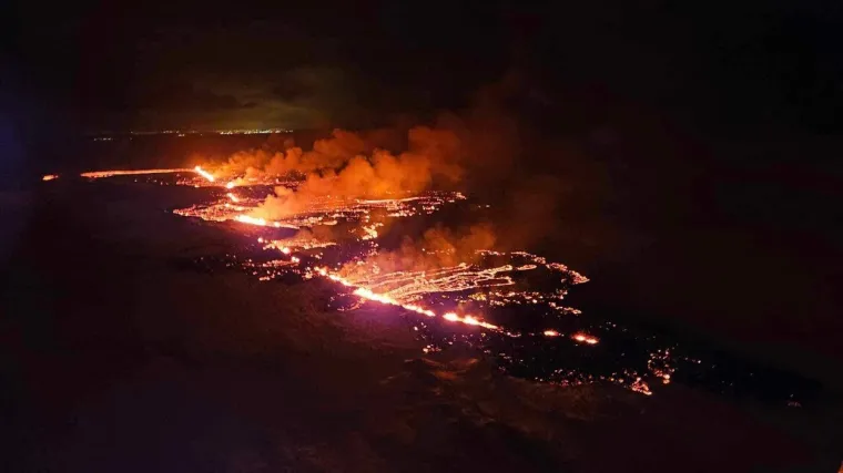 FOTO Kao iz filma katastrofe! Ovo su nevjerojatni prizori s Islanda: Lava guta sve pred sobom, građani evakuirani