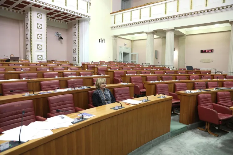 SABLASNO PRAZAN POČETAK SJEDNICE SABORA: Željko Reiner pozdravio svih četvero zastupnika koji su došli u sabornicu