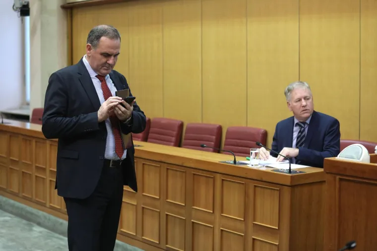 SABLASNO PRAZAN POČETAK SJEDNICE SABORA: Željko Reiner pozdravio svih četvero zastupnika koji su došli u sabornicu