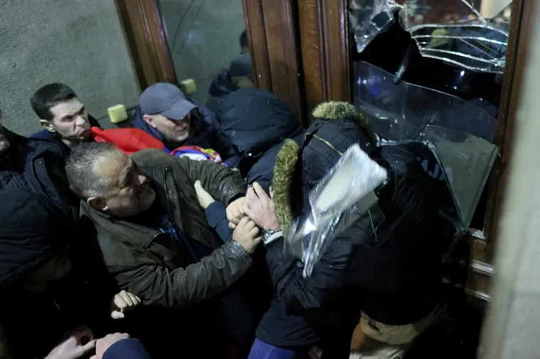 FOTO Dramatično u Beogradu! Razbijena stakla, gore baklje, leti kamenje, policija baca suzavac