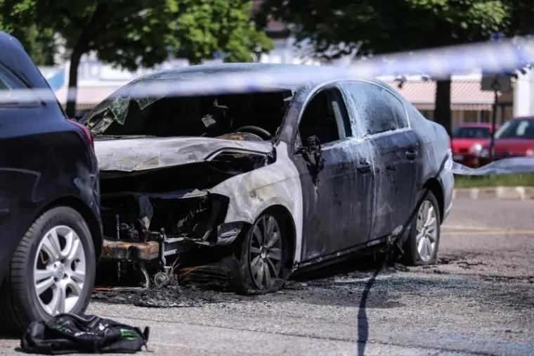 NOĆAS JE GORJELO U VELIKOJ GORICI: Izgorio VW Passat, plamen zahvatio i Corsu pokraj njega