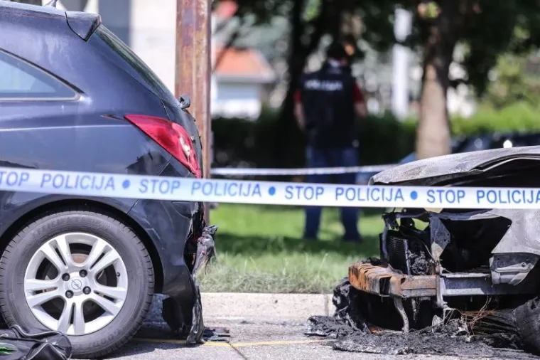 NOĆAS JE GORJELO U VELIKOJ GORICI: Izgorio VW Passat, plamen zahvatio i Corsu pokraj njega