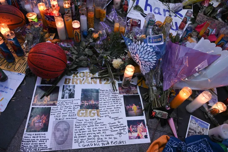 Svijeće, cvijeće, suze i poruke... Svako slovo, svako srce, misao, sve je upućeno poginulim u nedjeljnoj helikopterskoj tragediji u Kaliforniji.