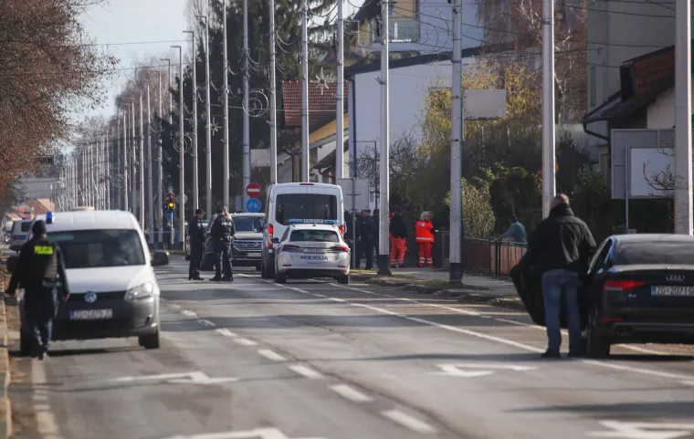 FOTO Ovako je izgledala blokada u Velikoj Gorici. Muškarac ubio dvije žene, a potom i sebe. Traje očevid