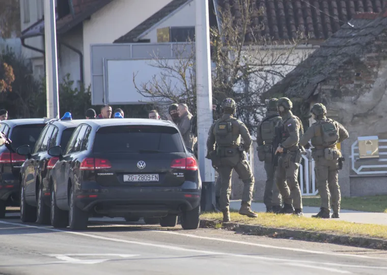 FOTO Ovako je izgledala blokada u Velikoj Gorici. Muškarac ubio dvije žene, a potom i sebe. Traje očevid