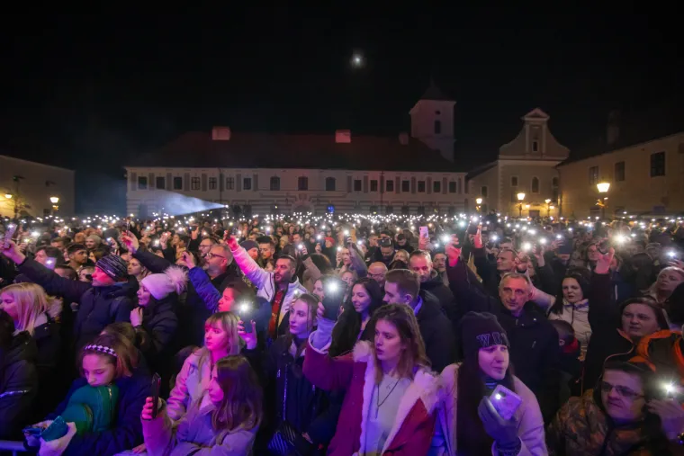 Prepuni trgovi diljem Hrvatske. Pogledajte kako se čekala Nova u Splitu, Osijeku, Šibeniku, Puli...