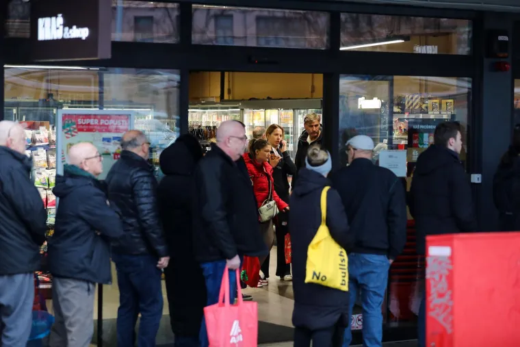 FOTO Ne putuje se, nego kupuje! Ovako izgledaju gužve pred trgovinom na Autobusnom kolodvoru Zagreb