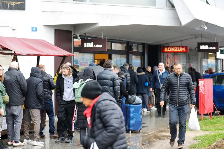 FOTO Ne putuje se, nego kupuje! Ovako izgledaju gužve pred trgovinom na Autobusnom kolodvoru Zagreb
