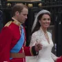 Kateina vjenčanica, koju je dizajnirala Sarah Burton za luksuznu modnu kuću Alexander McQueen, bila je pravo remek-djelo. Klasičnog, ali modernog dizajna, vjenčanica je kombinirala čipku i svileni satenski til, uz dugi veo i dijamantnu tijaru posuđenu iz kraljičine kolekcije.
