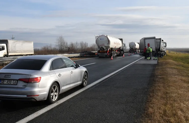 PROMETNA NESREĆA NA AUTOCESTI A3: Sudjelovala su dva kamiona, od kojih je jedan probio ogradu