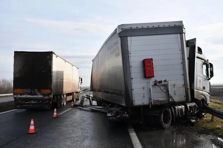 PROMETNA NESREĆA NA AUTOCESTI A3: Sudjelovala su dva kamiona, od kojih je jedan probio ogradu