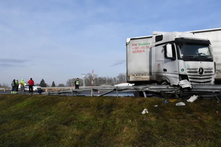 PROMETNA NESREĆA NA AUTOCESTI A3: Sudjelovala su dva kamiona, od kojih je jedan probio ogradu